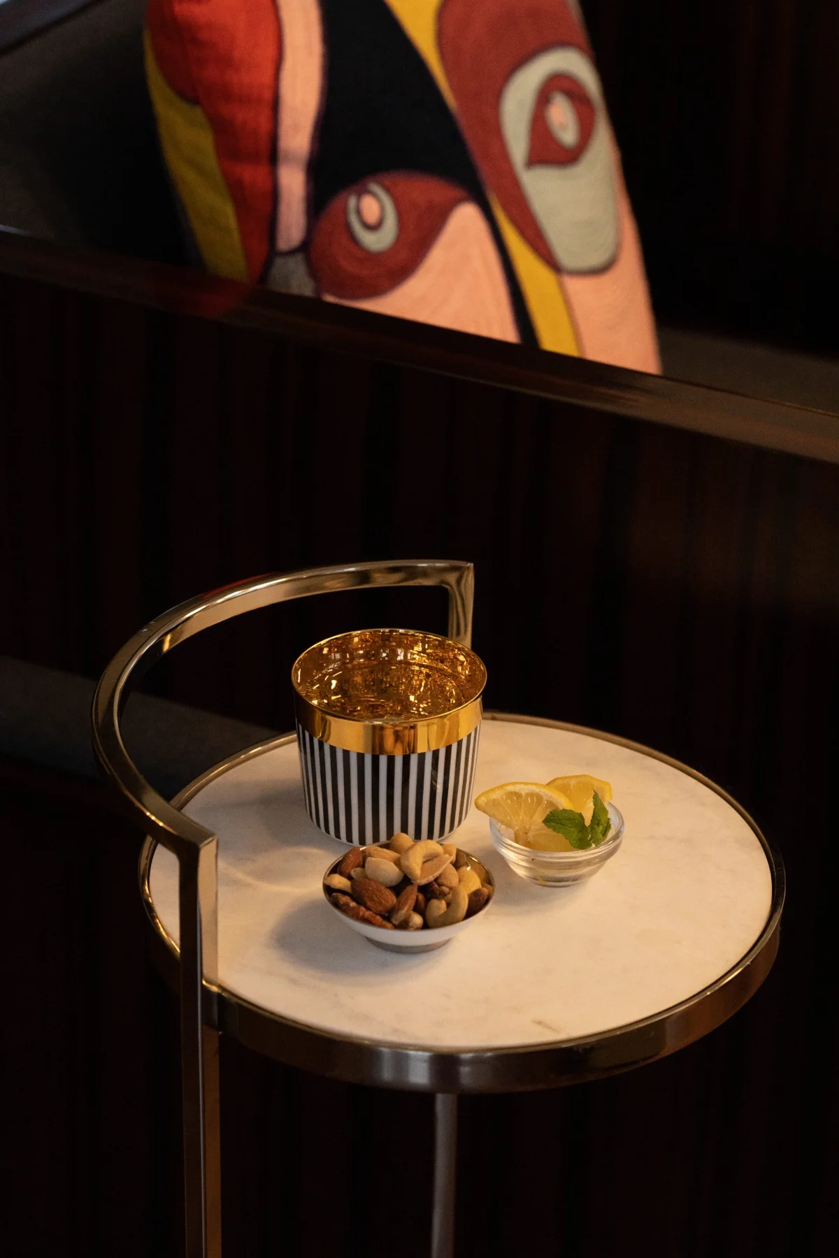 Une table d’appoint et ses détails dorés