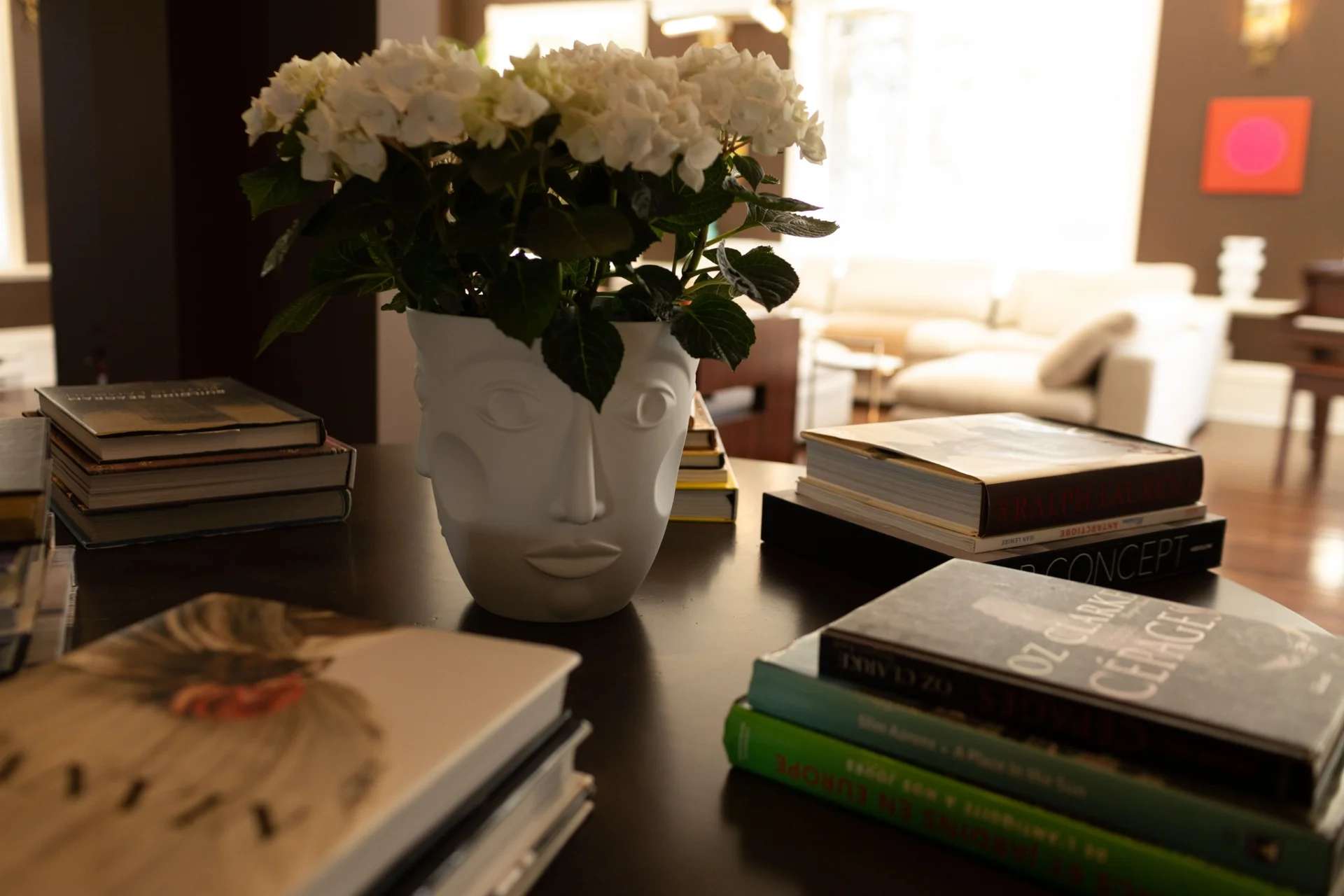 Des hortensias et des livres au cœur du salon