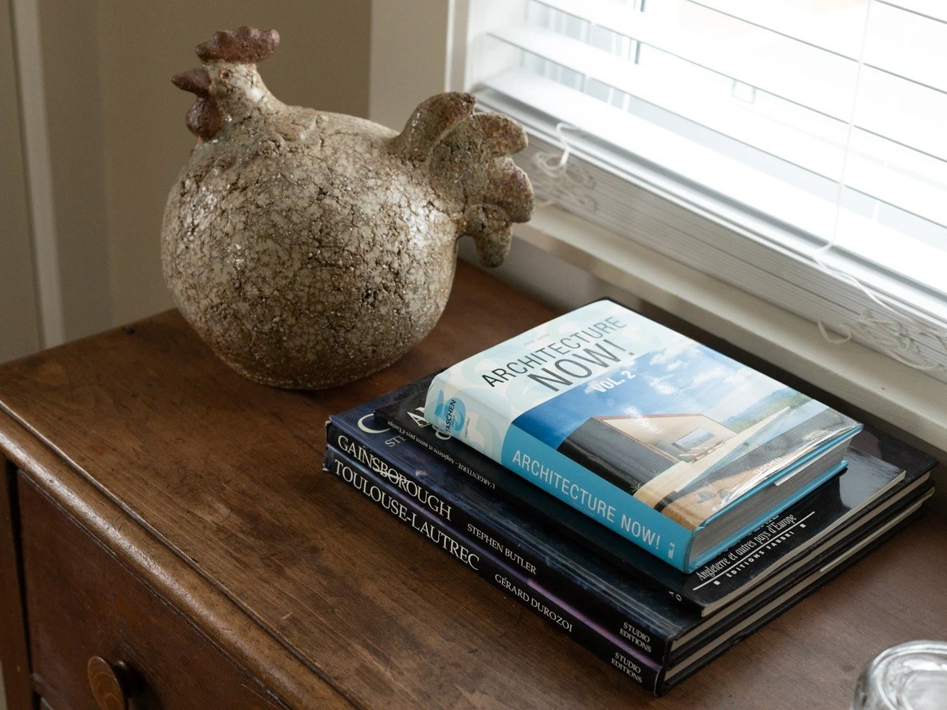 Livres et objet décoratif près de la fenêtre de La Redouté