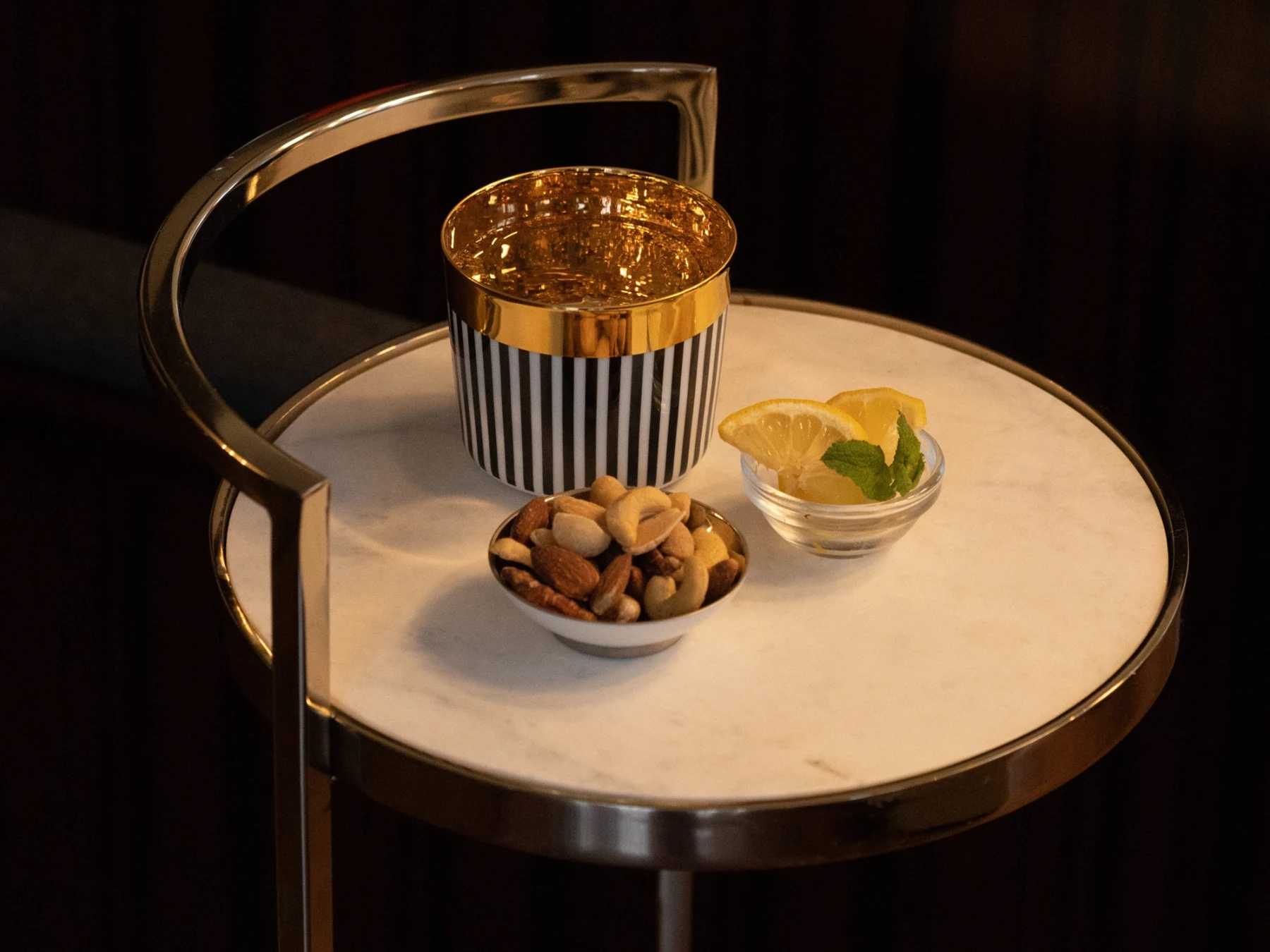 Un assortiment de noix dans une coupelle sur une table d’appoint