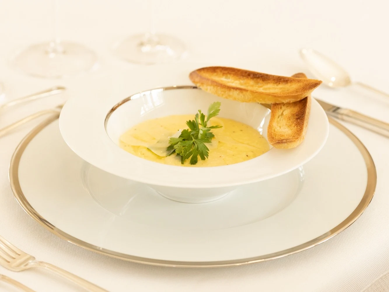 Un bol de potage accompagné de pain grillé à La Raveaudière