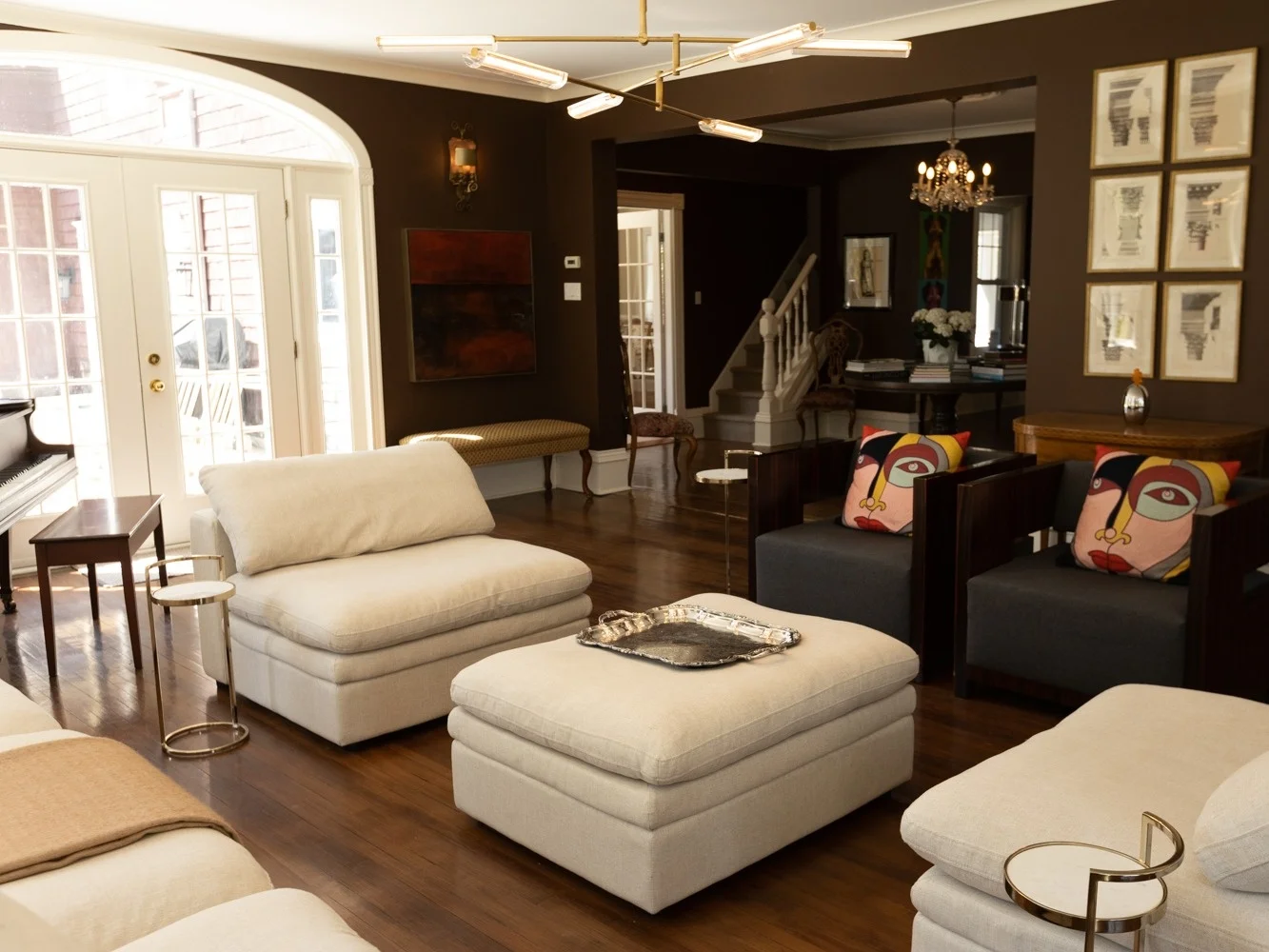 Le salon lumineux de l’auberge et son mobilier chaleureux