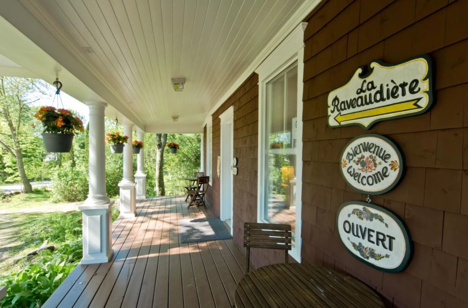 L’entrée et la véranda de La Raveaudière